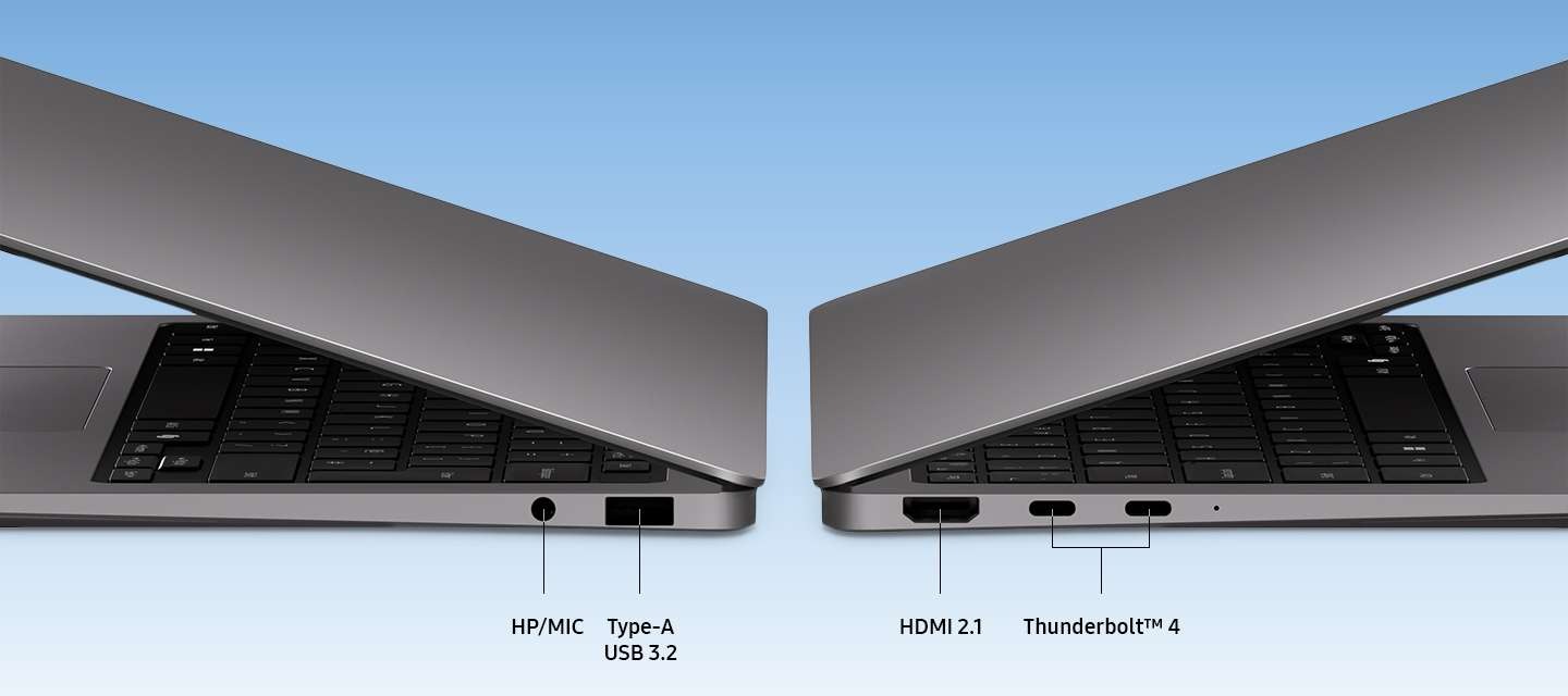 두 대의 갤럭시 북6 프로가 각각 좌우 측면을 향해 살짝 열린 채로 놓여있습니다. 포트는 HP/MIC, 타입-A USB 3.2, HDMI 2.1, 그리고 두 개의  Thunderbolt™ 4로 표시됩니다. 액세서리, 디스플레이, 빠른 데이터 전송 등 다양한 연결 옵션이 함께 강조됩니다.