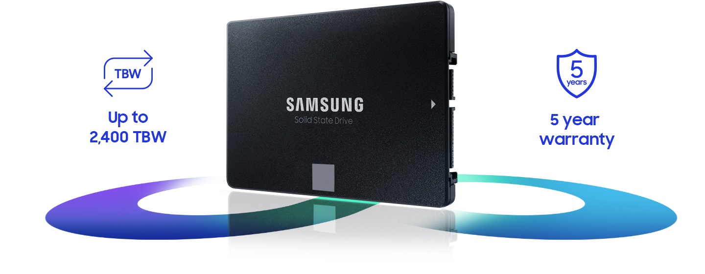 가운데에 좌측으로 45도 돌아간 제품이 세워져 있으며 제품 아래에 순환 기호가 그라데이션으로 그려져 있습니다. 제품의 왼쪽에는 'up to 2,400 TBW', 오른쪽에는 '5 year warranty' 텍스트가 있습니다.