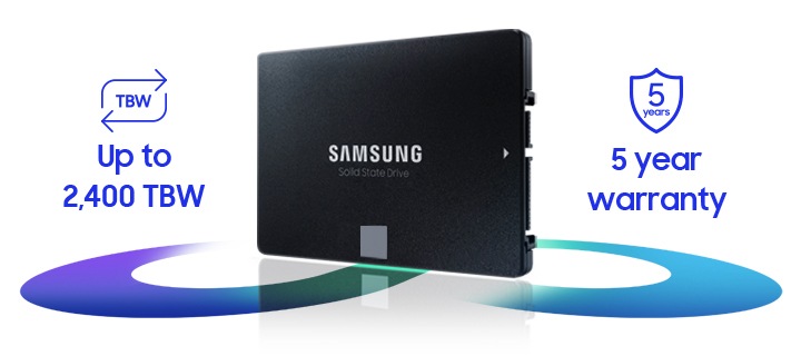 가운데에 좌측으로 45도 돌아간 제품이 세워져 있으며 제품 아래에 순환 기호가 그라데이션으로 그려져 있습니다. 제품의 왼쪽에는 'up to 2,400 TBW', 오른쪽에는 '5 year warranty' 텍스트가 있습니다.