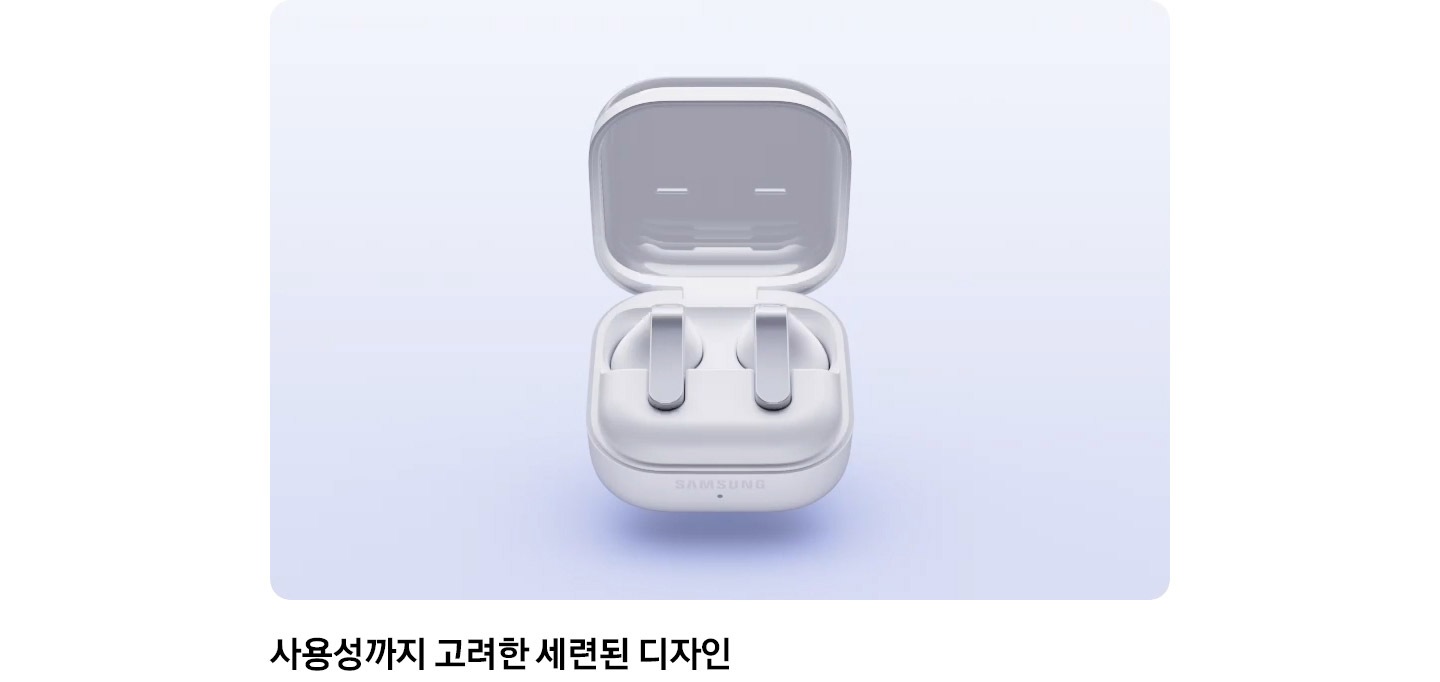 갤럭시 버즈4 한 쌍이 충전 케이스에 수납된 모습이 나타납니다. 충전 케이스가 열리고 시계 방향으로 회전한 다음 다시 닫힙니다. 충전 케이스를 무선 충전 패드 위에 놓으면 패드에 불이 들어오고 케이스의 배터리 표시등이 켜집니다.