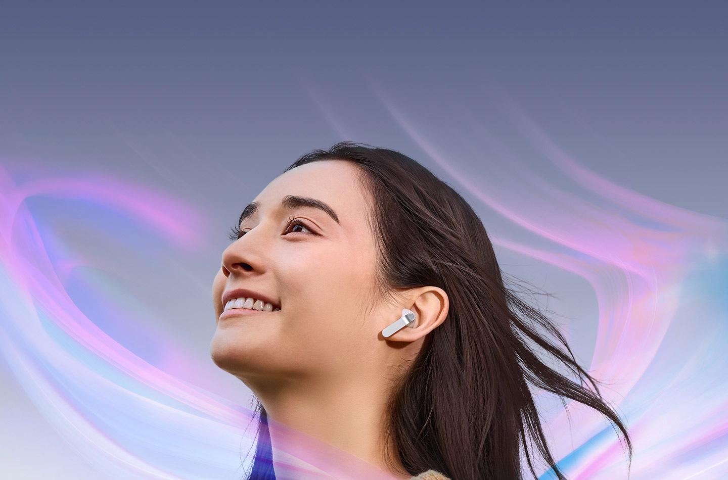 한 여성이 한쪽 귀에 화이트 색상의 갤럭시 버즈4 이어버드를 착용한 모습입니다.