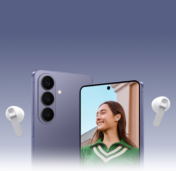 화이트 색상의 갤럭시 버즈4 한 쌍이 2대의 갤럭시 스마트폰을 둘러싸고 있습니다. 1대의 스마트폰은 뒷면이 앞쪽을 향하고 있고 다른 스마트폰 화면에는 화이트 색상의 갤럭시 버즈4를 착용한 사람의 모습이 표시되어 있습니다.