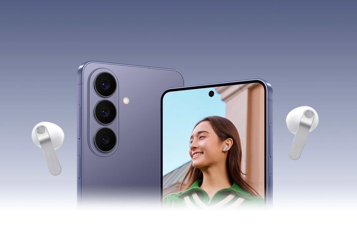 화이트 색상의 갤럭시 버즈4 한 쌍이 2대의 갤럭시 스마트폰을 둘러싸고 있습니다. 1대의 스마트폰은 뒷면이 앞쪽을 향하고 있고 다른 스마트폰 화면에는 화이트 색상의 갤럭시 버즈4를 착용한 사람의 모습이 표시되어 있습니다.