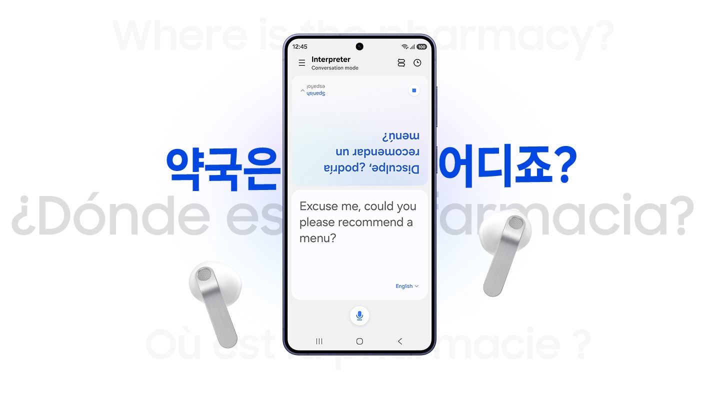 화이트 색상의 갤럭시 버즈4 이어버드 사이에 갤럭시 스마트폰이 놓여 있습니다. '약국은 어디죠?'라는 문구가 배경에 여러 언어로 적혀 있습니다. 스마트폰 화면에는 상단은 스페인어 번역, 하단은 영어 번역을 표시한 통역 앱이 실행되고 있습니다.