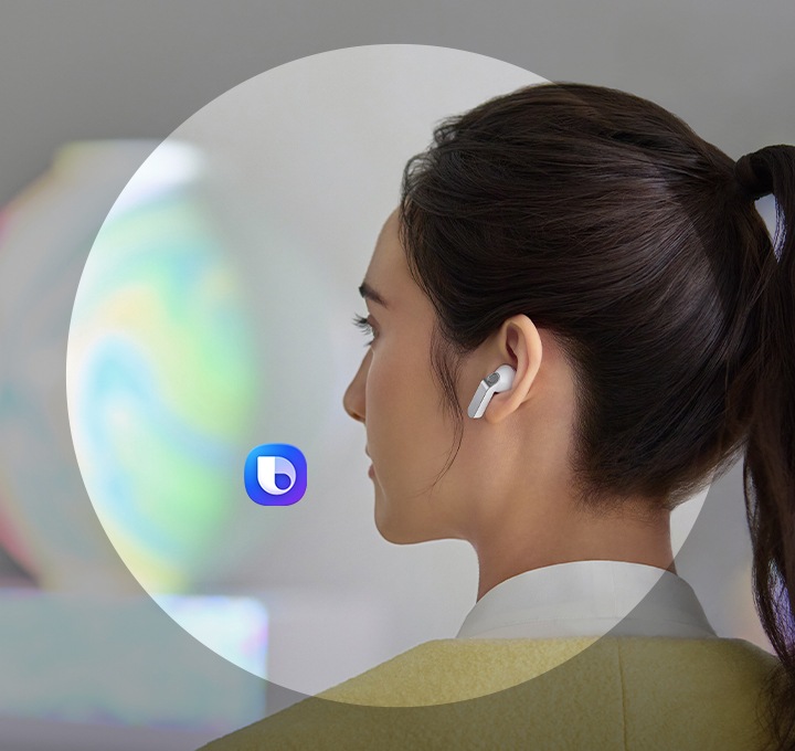 화이트 색상의 갤럭시 버즈4를 착용한 사람의 뒷모습이 있습니다. 빅스비 아이콘이 있고 AI 에이전트가 답변을 즉시 제공하기 위해 사용되고 있음을 표시하고 있습니다.