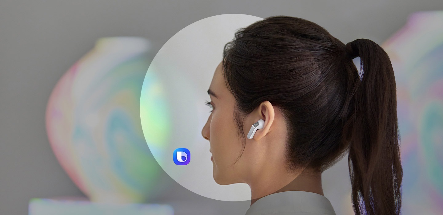 화이트 색상의 갤럭시 버즈4를 착용한 사람의 뒷모습이 있습니다. 빅스비 아이콘이 있고 AI 에이전트가 답변을 즉시 제공하기 위해 사용되고 있음을 표시하고 있습니다.