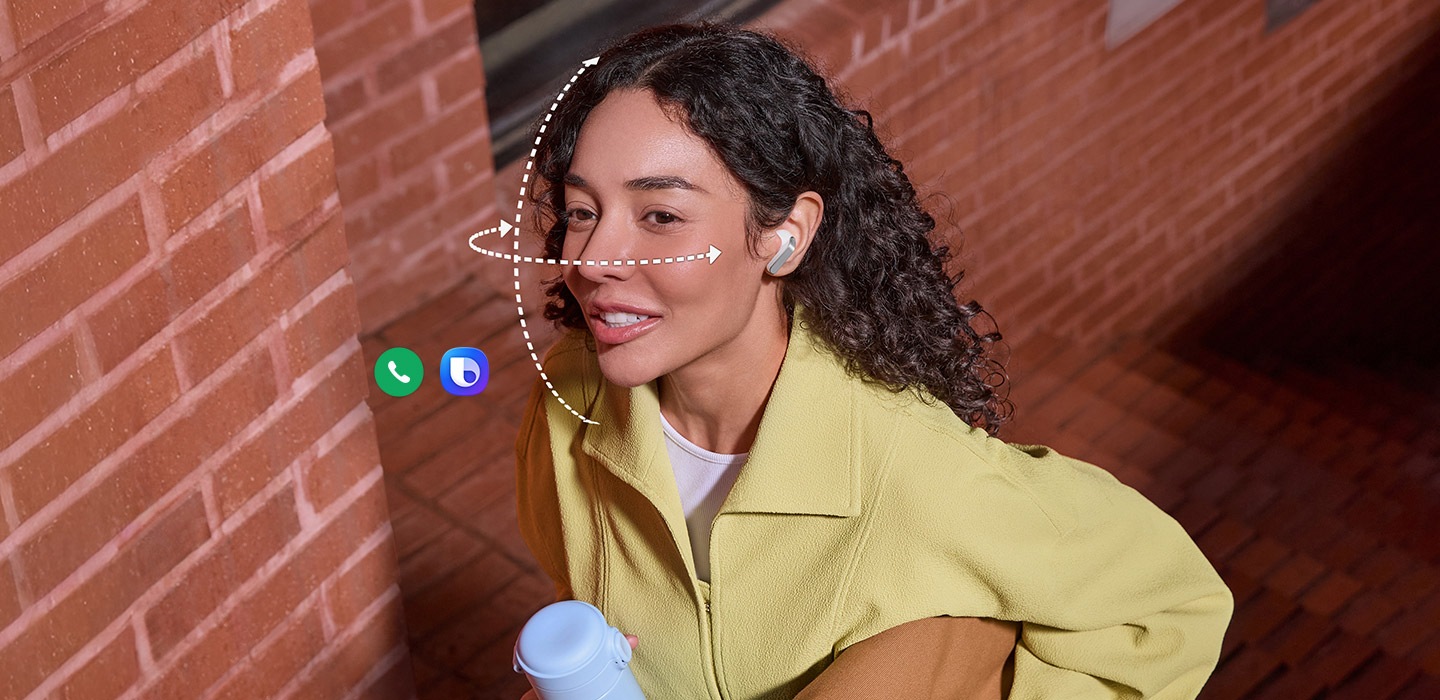 화이트 색상 갤럭시 버즈4를 착용한 사람이 한 손에는 텀블러, 다른 손에는 가방을 들고 있습니다. 얼굴을 감싸는 점선은 갤럭시 버즈4의 헤드 제스처 기능을 표현합니다. 통화 앱 아이콘과 빅스비 아이콘을 표시하여 두 기능을 헤드 제스처로 사용할 수 있음을 알려줍니다.