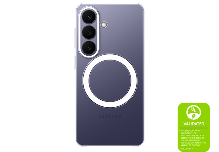 클리어 마그넷 케이스를 장착한 코발트 바이올렛 색상의 갤럭시 S26 후면이 있고 이를 통해 케이스의 매끄럽고 투명한 디자인을 강조하고 있습니다. '클리어 마그넷 케이스는 최소 1.7%의 사용 전 재활용 소재를 포함하고 있으며 케이스의 마그넷에는 26%의 사용 전 재활용 소재가 포함되어 있습니다. UL.COM/ECV＇라는 내용이 UL 인증 마크와 함께 표시되어 있습니다.
