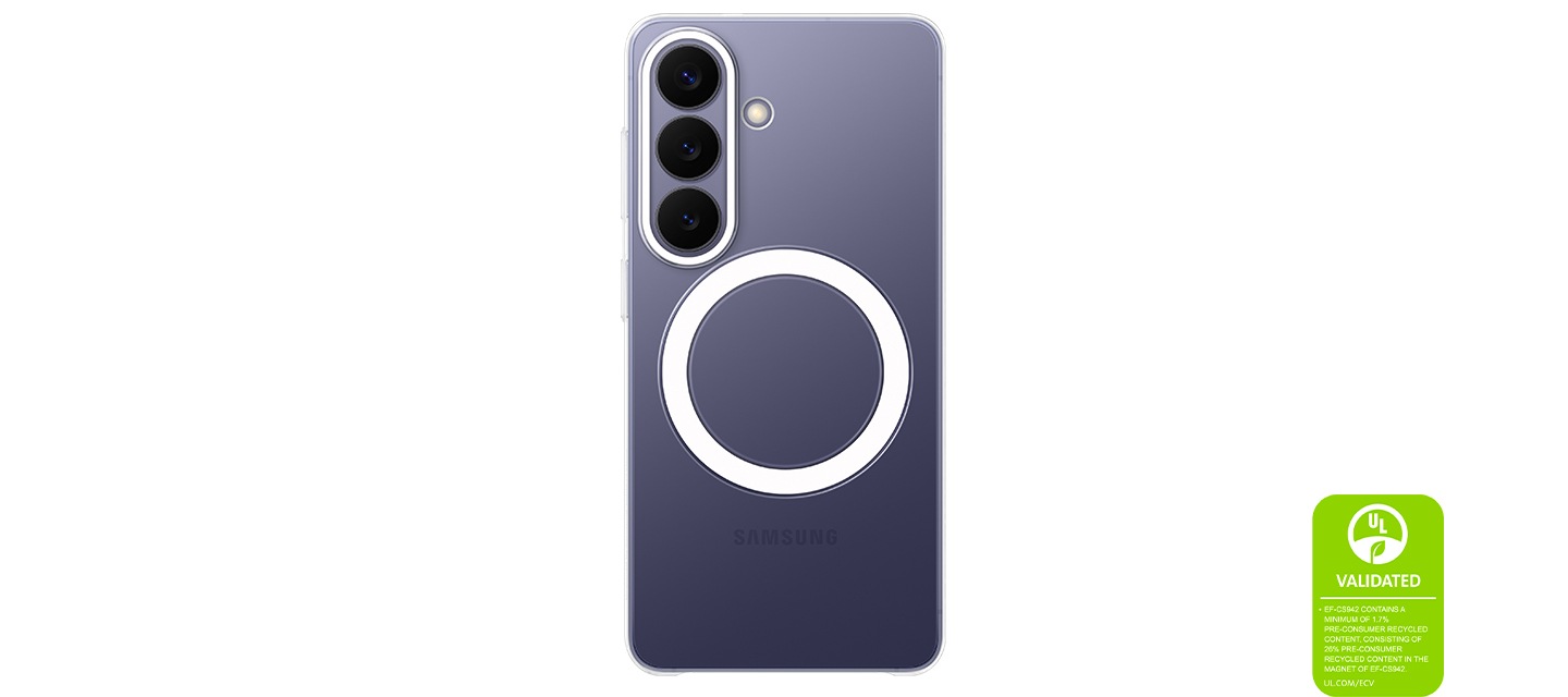 클리어 마그넷 케이스를 장착한 코발트 바이올렛 색상의 갤럭시 S26 후면이 있고 이를 통해 케이스의 매끄럽고 투명한 디자인을 강조하고 있습니다. '클리어 마그넷 케이스는 최소 1.7%의 사용 전 재활용 소재를 포함하고 있으며 케이스의 마그넷에는 26%의 사용 전 재활용 소재가 포함되어 있습니다. UL.COM/ECV＇라는 내용이 UL 인증 마크와 함께 표시되어 있습니다.