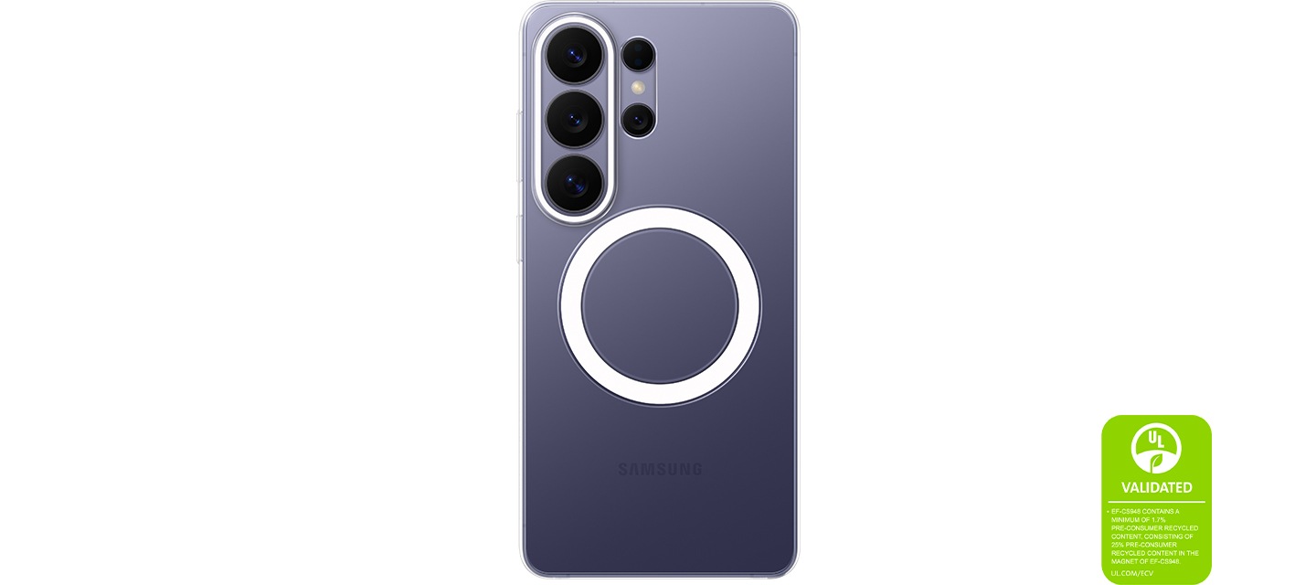 클리어 마그넷 케이스를 장착한 코발트 바이올렛 색상의 갤럭시 S26 울트라 후면이 있고 이를 통해 케이스의 매끄럽고 투명한 디자인을 강조하고 있습니다. ＇클리어 마그넷 케이스는 최소 1.7%의 사용 전 재활용 소재를 포함하고 있으며 케이스의 마그넷에는 25%의 사용 전 재활용 소재가 포함되어 있습니다. UL.COM/ECV'라는 내용이 UL 인증 마크와 함께 표시되어 있습니다.