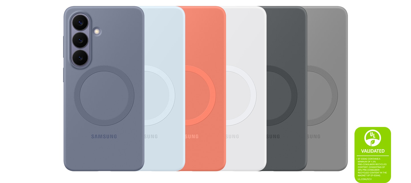 여섯 대의 갤럭시 S26 기기가 블루 바이올렛, 라이트 블루, 코랄 레드, 화이트, 블랙, 그레이 색상의 실리콘 마그넷 케이스를 장착하고 나열되어 있습니다. 실리콘 마그넷 케이스는 최소 1.3%의 사용 전 재활용 소재를 포함하고 있으며, 케이스의 마그넷에는 26%의 사용 전 재활용 소재가 포함되어 있습니다. UL.COM/ECV＇라는 내용이 UL 인증 마크와 함께 표시되어 있습니다.