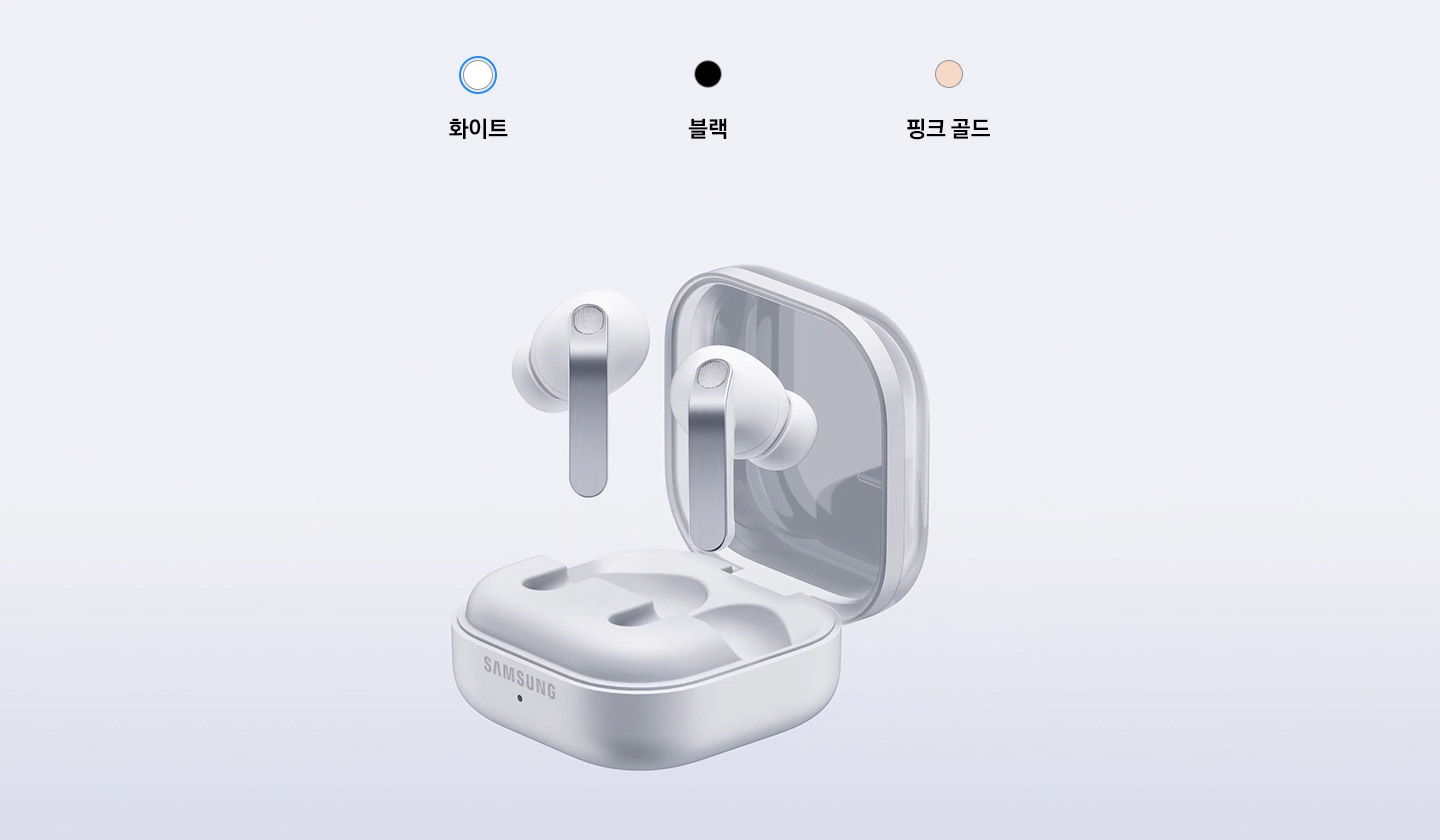 화이트 색상의 갤럭시 버즈4 프로의 충전 케이스가 열려 있고, 이어버드가 위에 나와 있습니다.