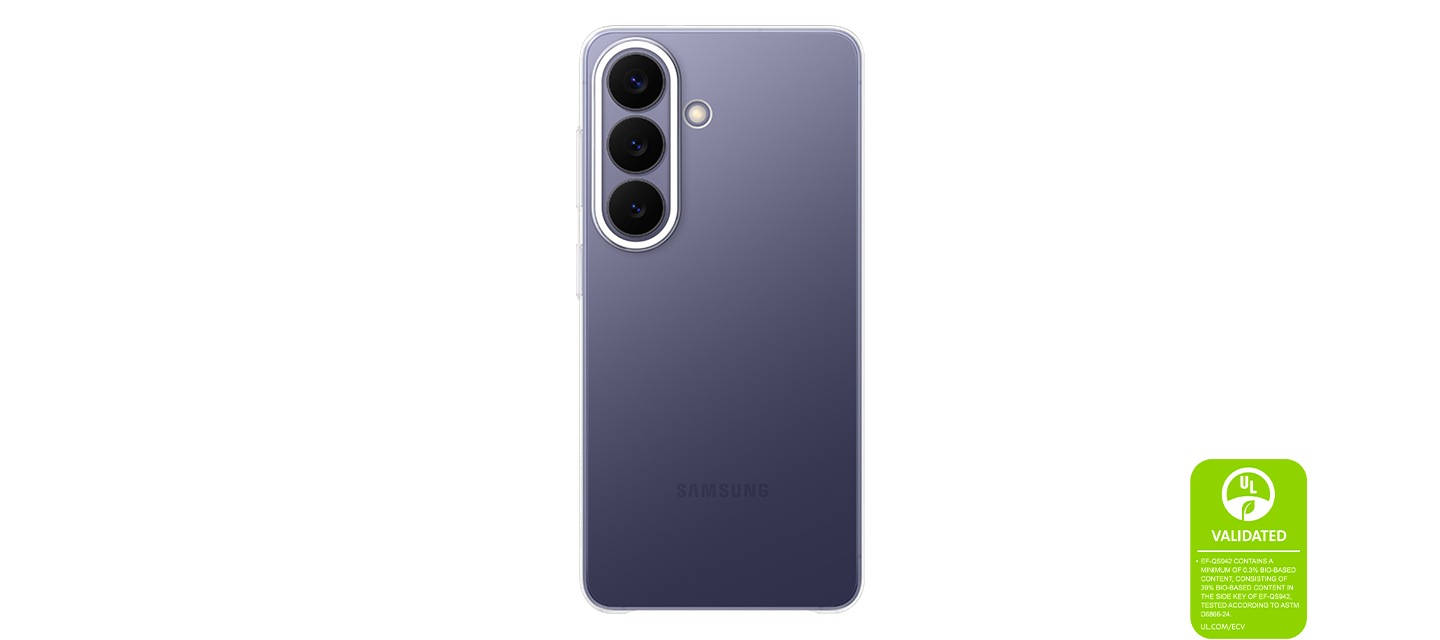 클리어 케이스를 장착한 코발트 바이올렛 색상의 갤럭시 S26 후면이 있고 이를 통해 케이스의 깨끗한 표면과 미니멀한 디자인을 강조하고 있습니다. '클리어 케이스는 최소 0.3%의 바이오 기반 소재를 포함하고 있으며, 케이스의 측면 키에는 39% 바이오 기반 소재가 포함되어 있습니다. ASTM D6866-24에 따라 테스트되었습니다. UL.COM/ECV'라는 내용이 UL 인증 마크와 함께 표시되어 있습니다.
