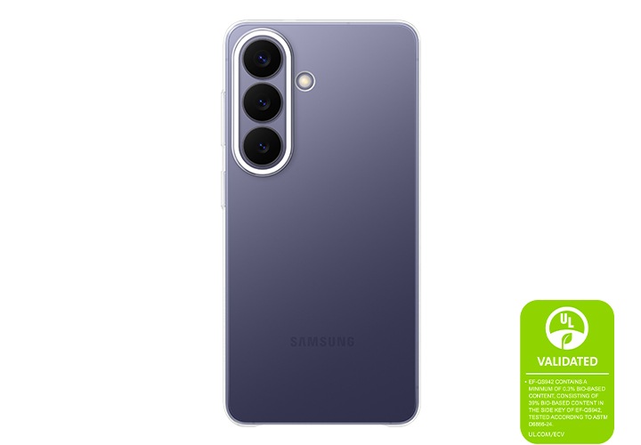 클리어 케이스를 장착한 코발트 바이올렛 색상의 갤럭시 S26 후면이 있고 이를 통해 케이스의 깨끗한 표면과 미니멀한 디자인을 강조하고 있습니다. '클리어 케이스는 최소 0.3%의 바이오 기반 소재를 포함하고 있으며, 케이스의 측면 키에는 39% 바이오 기반 소재가 포함되어 있습니다. ASTM D6866-24에 따라 테스트되었습니다. UL.COM/ECV'라는 내용이 UL 인증 마크와 함께 표시되어 있습니다.