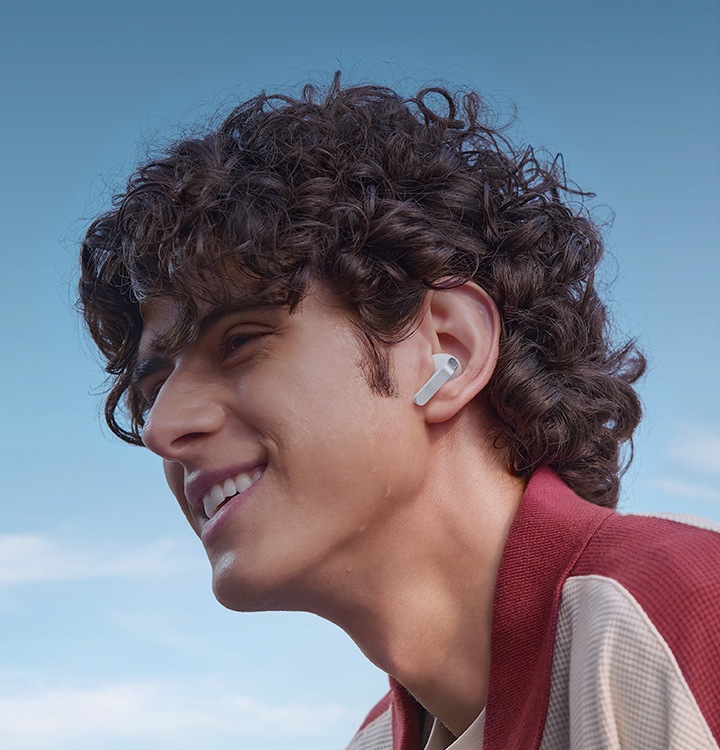 갤럭시 버즈4 프로의 골격 구조가 중앙에 나타납니다. 귀 모양과 착용 조건에 따라 갤럭시 버즈4 프로가 조립됩니다. 이어버드가 사용자의 귀에 편안하게 들어맞습니다. 사용자가 땀을 흘리는 모습으로 갤럭시 버즈4 프로의 편안한 방수 능력과 착용감을 강조합니다.