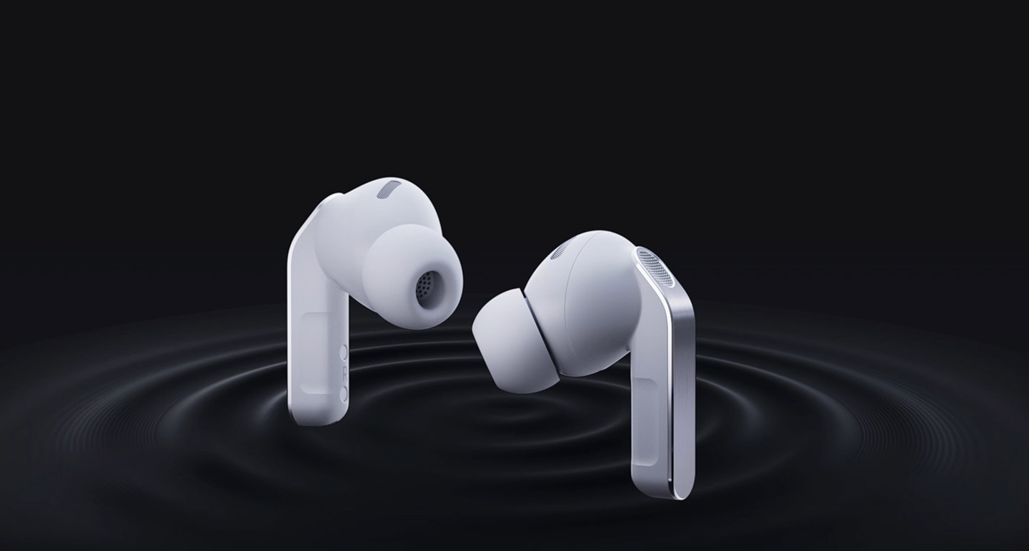 갤럭시 버즈4 프로의 우퍼가 클로즈업으로 나타나고 회전하기 시작하면 베젤의 크기가 줄어듭니다. 트위터와 다른 부품들도 차례로 나타납니다. 완성된 이어버드가 왼쪽 이어버드 옆에 놓여집니다.