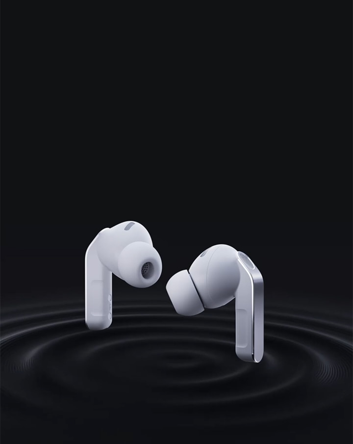 갤럭시 버즈4 프로의 우퍼가 클로즈업으로 나타나고 회전하기 시작하면 베젤의 크기가 줄어듭니다. 트위터와 다른 부품들도 차례로 나타납니다. 완성된 이어버드가 왼쪽 이어버드 옆에 놓여집니다.