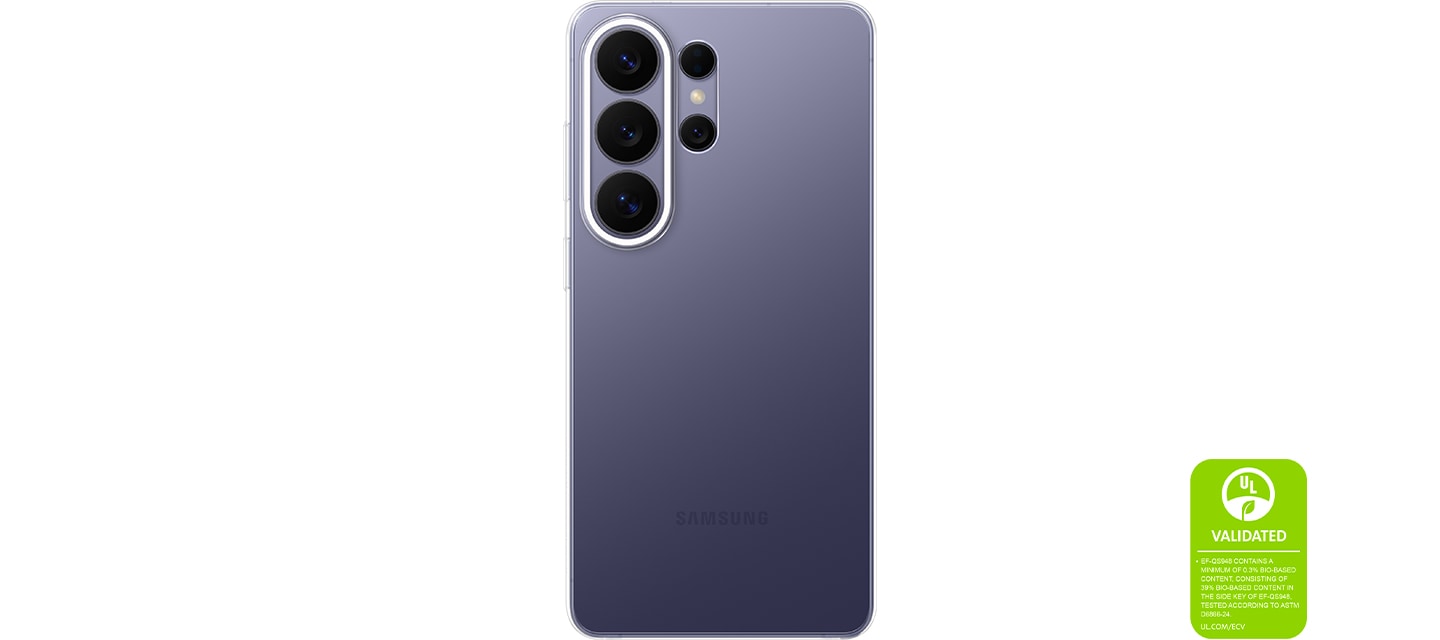 클리어 케이스를 장착한 코발트 바이올렛 색상의 갤럭시 S26 울트라 후면이 있고 이를 통해 케이스의 깨끗한 표면과 미니멀한 디자인을 강조합니다. ＇클리어 케이스는 최소 0.3%의 바이오 기반 소재를 포함하고 있으며, 케이스의 측면 키에는 39% 바이오 기반 소재가 포함되어 있습니다. ASTM D6866-24에 따라 테스트되었습니다. UL.COM/ECV＇라는 내용이 UL 인증 마크와 함께 표시되어 있습니다.