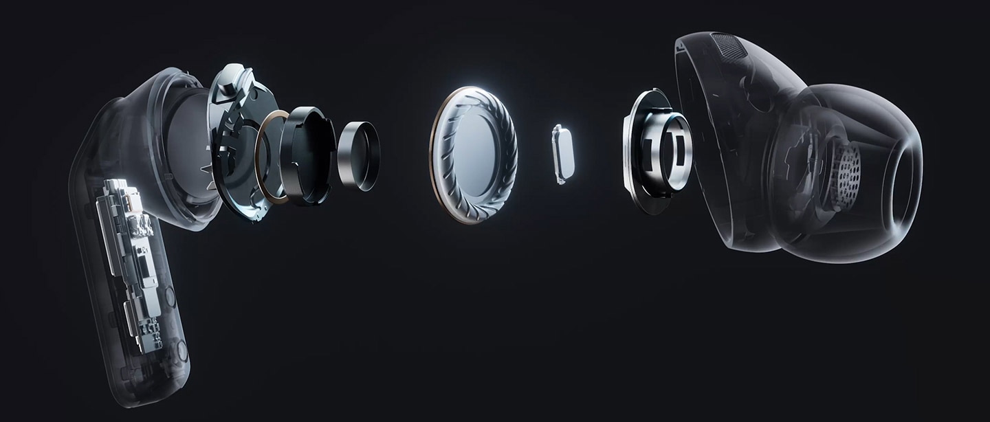 갤럭시 버즈4 프로 이어버드 한 개가 분해되어 내부 오디오 시스템이 드러나고 있습니다. 특히 2-way 스피커의 더 넓은 우퍼와 트위터를 강조합니다.