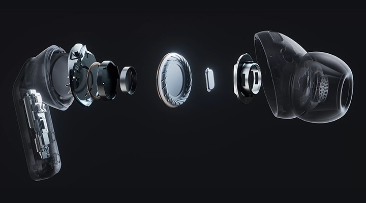 갤럭시 버즈4 프로 이어버드 한 개가 분해되어 내부 오디오 시스템이 드러나고 있습니다. 특히 2-way 스피커의 더 넓은 우퍼와 트위터를 강조합니다.