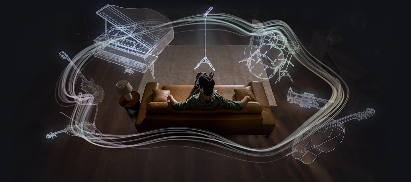 한 남성이 소파에 앉아 있고 그 주위로 다양한 악기들이 원형으로 나타납니다. 악기는 마이크와 마이크 스탠드, 드럼 세트, 트럼펫, 첼로, 바이올린, 일렉트릭 기타, 그랜드 피아노입니다. 악기들을 실루엣으로 표현하여 갤럭시 버즈4 프로에 탑재된 360 오디오 기능을 강조합니다.