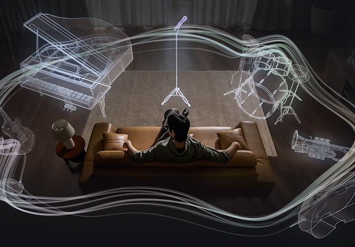 한 남성이 소파에 앉아 있고 그 주위로 다양한 악기들이 원형으로 나타납니다. 악기는 마이크와 마이크 스탠드, 드럼 세트, 트럼펫, 첼로, 바이올린, 일렉트릭 기타, 그랜드 피아노입니다. 악기들을 실루엣으로 표현하여 갤럭시 버즈4 프로에 탑재된 360 오디오 기능을 강조합니다.