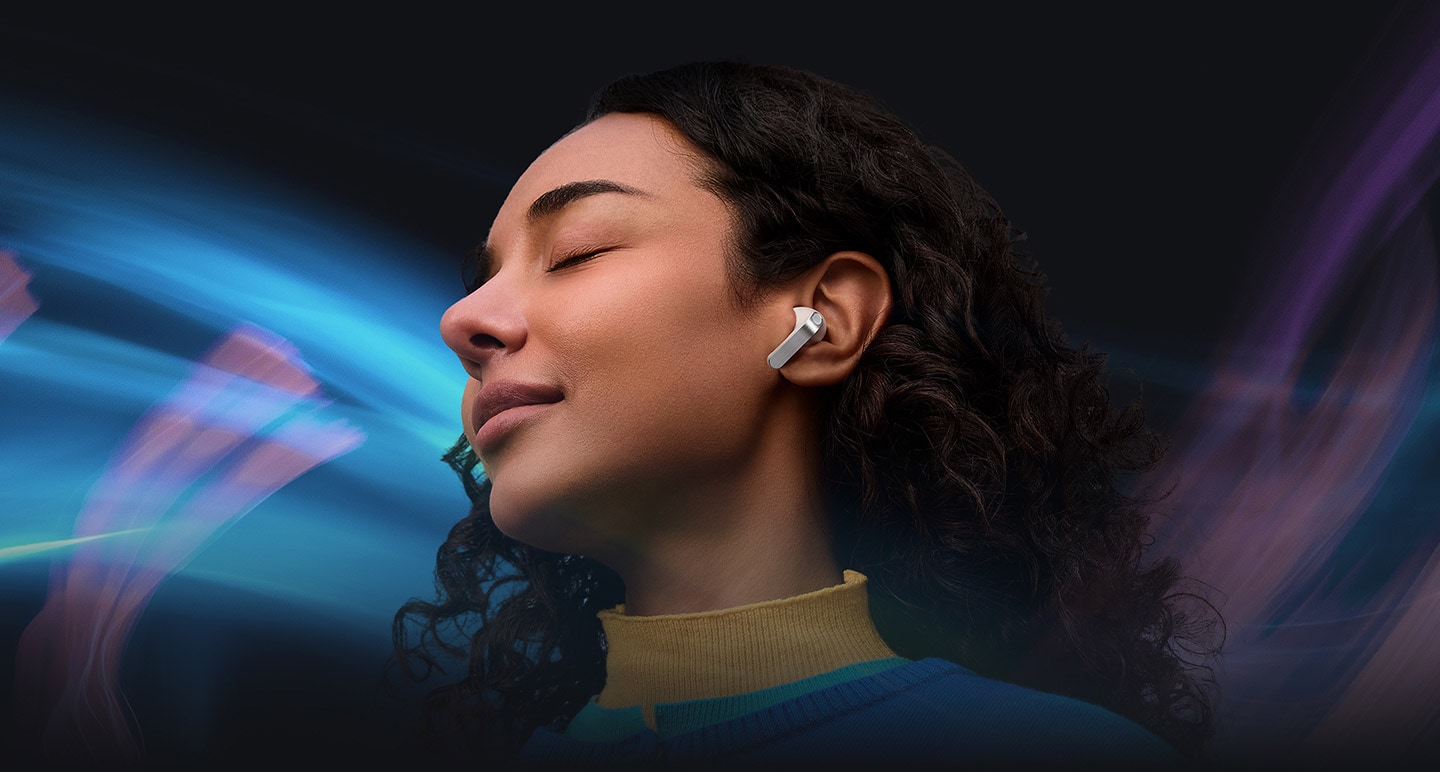 한 여성이 한쪽 귀에 화이트 색상의 갤럭시 버즈4 프로 이어버드를 착용한 모습입니다.