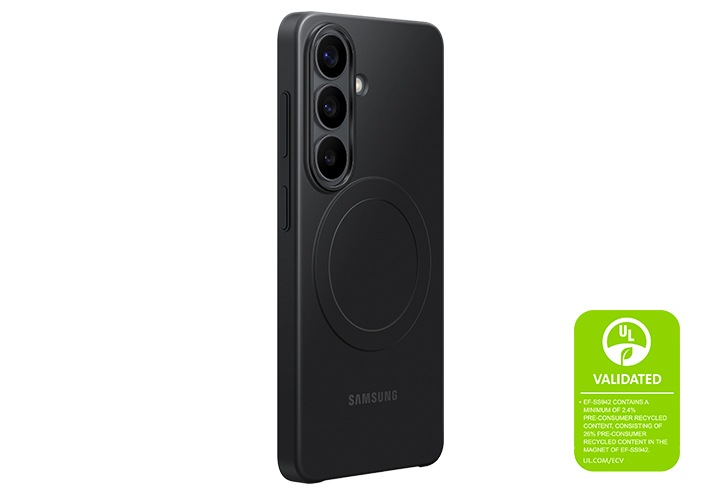 블랙 색상의 슬림 마그넷 케이스를 장착한 갤럭시 S26 후면이 약간 기울어져 있고 이를 통해 케이스의 슬림한 보호 기능을 강조하고 있습니다. '슬림 마그넷 케이스는 최소 2.4%의 사용 전 재활용 소재를 포함하고 있으며, 케이스의 마그넷에는 26%의 사용 전 재활용 소재가 포함되어 있습니다. UL.COM/ECV＇라는 내용이 UL 인증 마크와 함께 표시되어 있습니다.