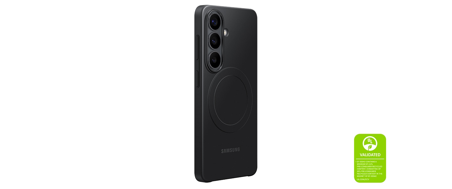 블랙 색상의 슬림 마그넷 케이스를 장착한 갤럭시 S26 후면이 약간 기울어져 있고 이를 통해 케이스의 슬림한 보호 기능을 강조하고 있습니다. '슬림 마그넷 케이스는 최소 2.4%의 사용 전 재활용 소재를 포함하고 있으며, 케이스의 마그넷에는 26%의 사용 전 재활용 소재가 포함되어 있습니다. UL.COM/ECV＇라는 내용이 UL 인증 마크와 함께 표시되어 있습니다.