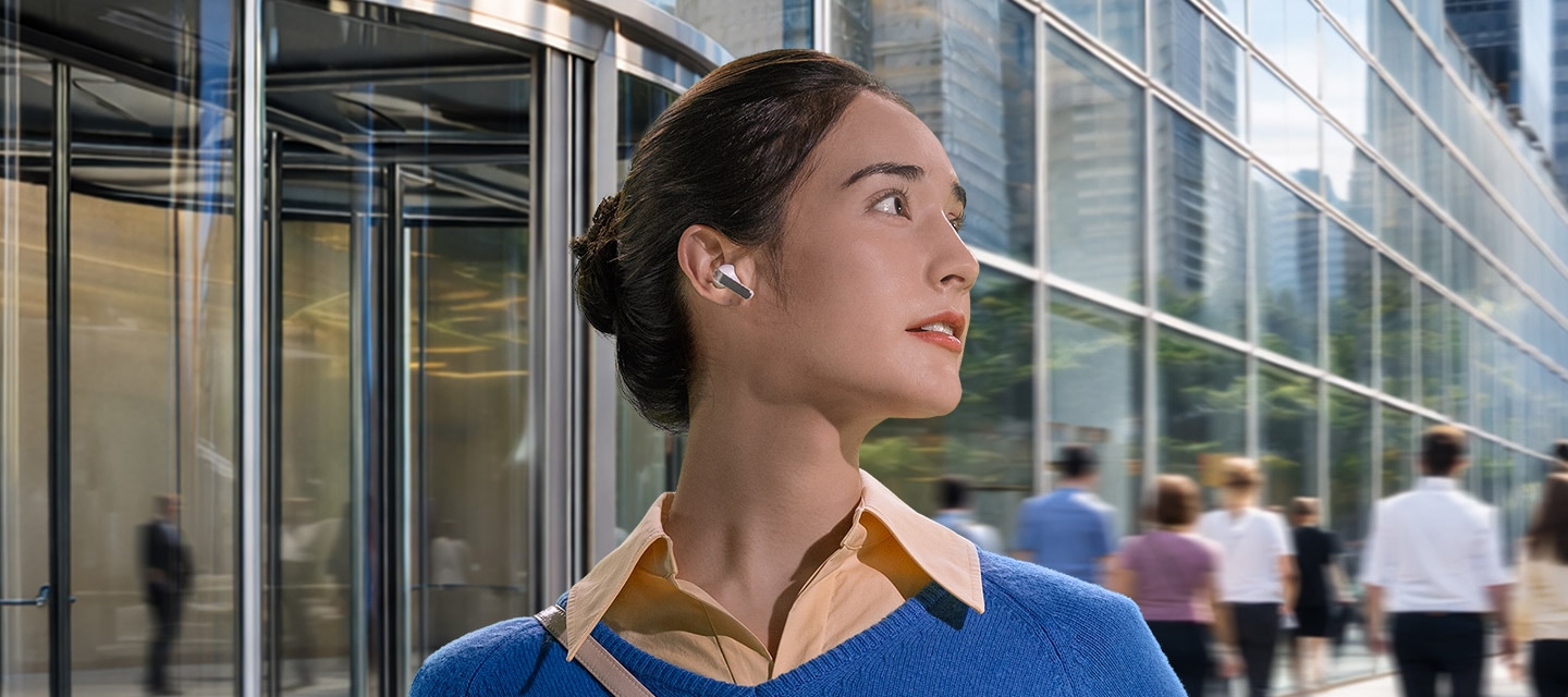 한쪽 귀에 화이트 색상의 갤럭시 버즈4 프로 이어버드를 착용한 여성이 오른쪽으로 고개를 향하고 있습니다.