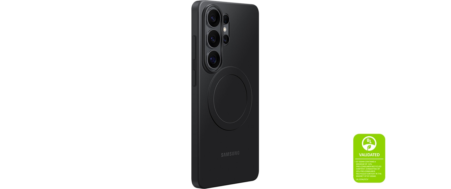 블랙 색상의 슬림 마그넷 케이스를 장착한 갤럭시 S26 울트라 후면이 약간 기울어져 있고 이를 통해 케이스의 슬림한 보호 기능을 강조하고 있습니다. ＇슬림 마그넷 케이스는 최소 1.8%의 사용 전 재활용 소재를 포함하고 있으며, 케이스의 마그넷에는 25%의 사용 전 재활용 소재가 포함되어 있습니다. UL.COM/ECV'라는 내용이 UL 인증 마크와 함께 표시되어 있습니다.