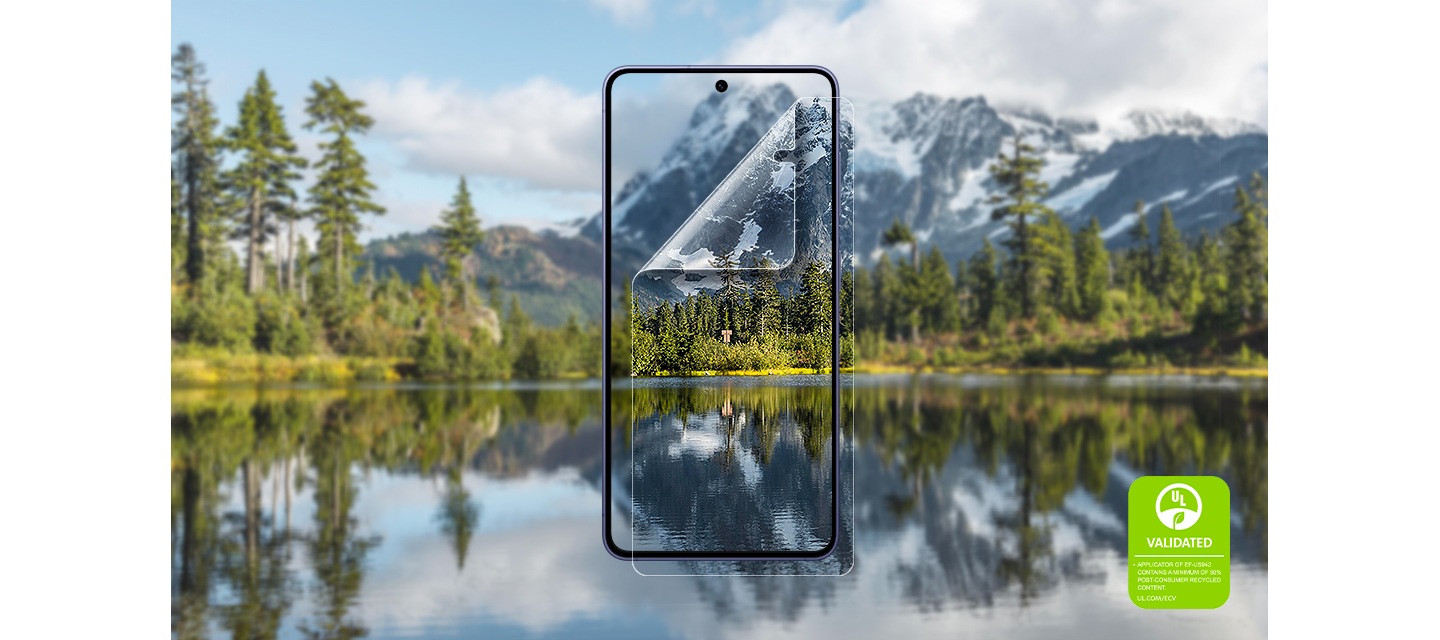 AR 필름을 부착한 갤럭시 S26의  전면에 산 속 호수의 모습이 또렷하게 표시되어 있고 이를 통해 필름의 선명한 시야를 강조하고 있습니다. 'AR 필름 설치 어플리케이터는 최소 50%의  사용 전 재활용 소재를 포함하고 있습니다. UL.COM/ECV＇라는 내용이 UL 인증 마크와 함께 표시되어 있습니다.
