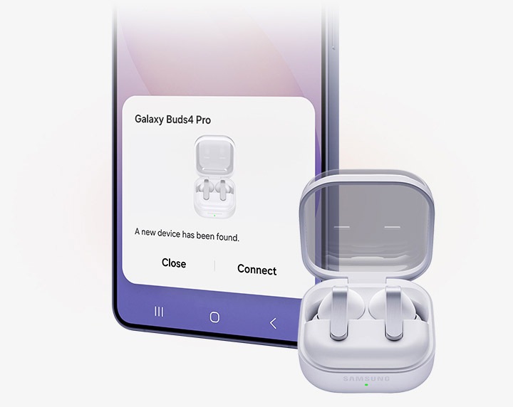 화면에 이지 페어링 팝업창이 표시된 갤럭시 스마트폰입니다. 갤럭시 버즈4 프로에 연결하는 방법이 얼마나 간단한지 강조합니다. 갤럭시 스마트폰의 오른쪽에는 뚜껑이 열린 충전 케이스에 수납된 갤럭시 버즈4 프로가 있습니다.