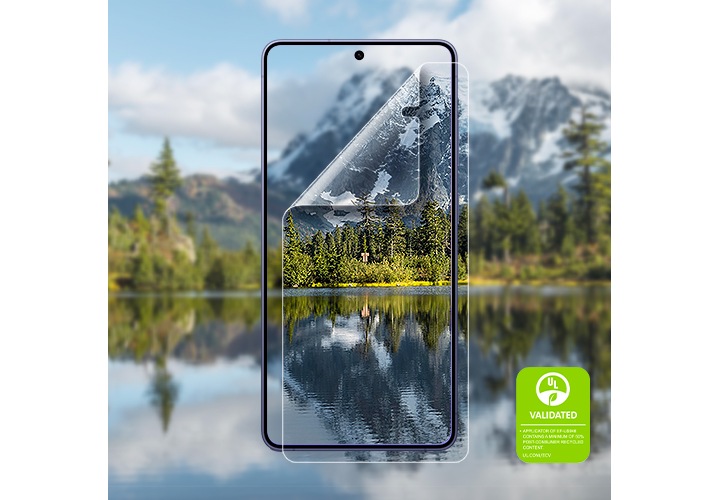 AR 필름을 부착한 갤럭시 S26 울트라의 전면에 산 속 호수의 모습이 또렷하게 표시되어 있고 이를 통해 필름의 선명한 시야를 강조하고 있습니다. ＇AR 필름 설치 어플리케이터는 최소 50%의 사용 전 재활용 소재를 포함하고 있습니다. UL.COM/ECV＇라는 내용이 UL 인증 마크와 함께 표시되어 있습니다.