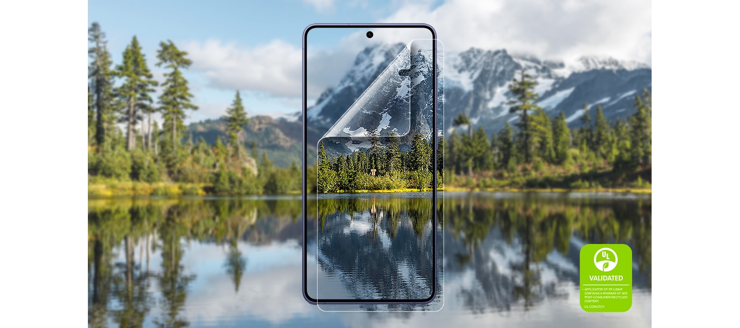 AR 필름을 부착한 갤럭시 S26 울트라의 전면에 산 속 호수의 모습이 또렷하게 표시되어 있고 이를 통해 필름의 선명한 시야를 강조하고 있습니다. ＇AR 필름 설치 어플리케이터는 최소 50%의 사용 전 재활용 소재를 포함하고 있습니다. UL.COM/ECV＇라는 내용이 UL 인증 마크와 함께 표시되어 있습니다.