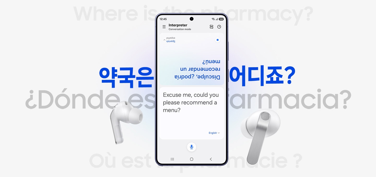 화이트 색상의 갤럭시 버즈4 프로 이어버드 사이에 갤럭시 스마트폰이 놓여 있습니다. 약국은 어디죠?라는 문구가 배경에 여러 언어로 적혀 있습니다. 스마트폰 화면에는 상단은 스페인어 번역, 하단은 영어 번역을 표시한 통역 앱이 실행되고 있습니다.