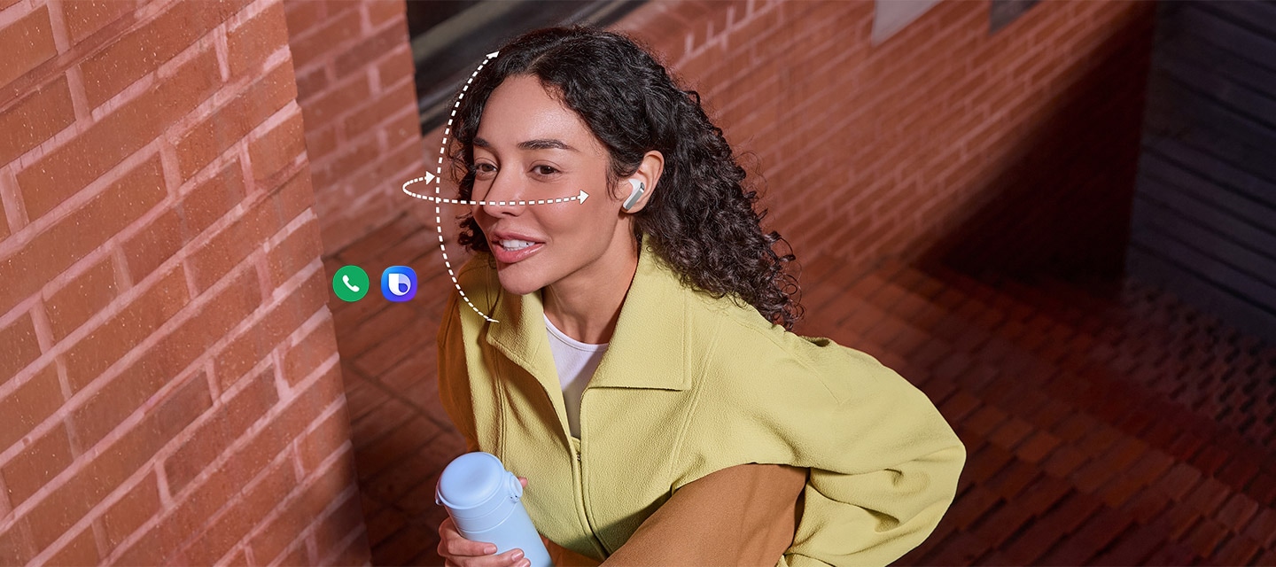 화이트 색상 갤럭시 버즈4 프로를 착용한 사람이 한 손에는 텀블러, 다른 손에는 가방을 들고 있습니다. 얼굴을 감싸는 점선은 갤럭시 버즈4 프로의 헤드 제스처 기능을 표현합니다. 통화 앱 아이콘과 빅스비 아이콘을 표시하여 두 기능을 헤드 제스처로 사용할 수 있음을 알려줍니다.