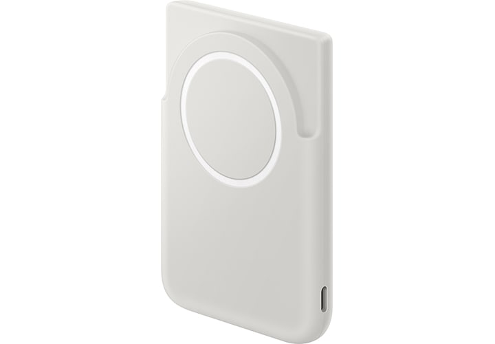 그레이 색상의 마그넷 무선 충전 배터리팩이 약간 기울어진 각도로 곧게 서 있습니다. 마그넷 부착 부분은 USB-C 포트와 함께 전면을 향해 있고 하나의 제품에서 마그넷 기능과 유선 충전이 가능하다는 것을 강조하고 있습니다.