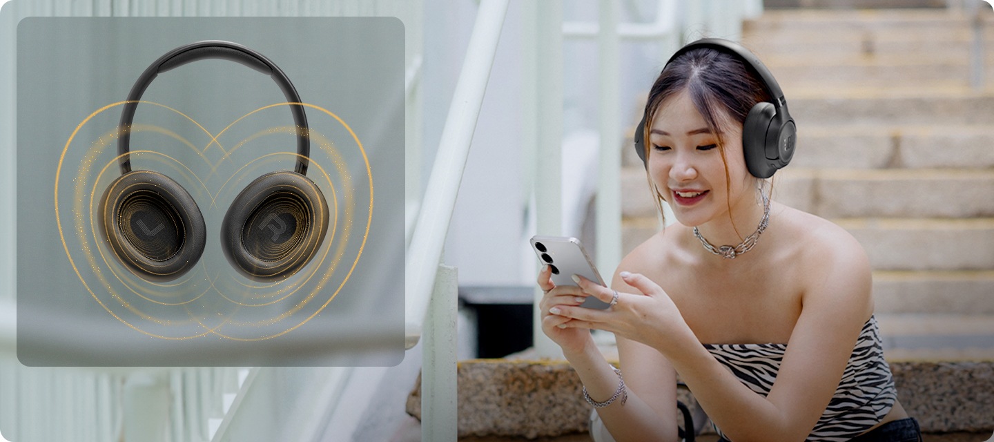 블랙 색상의 헤드폰을 착용한 여성이 계단에 앉아서 휴대폰을 하고 있습니다. 여성의 왼쪽에는 블랙 색상의 헤드폰 이어컵 부분에서 음향효과가 나오고 있습니다.