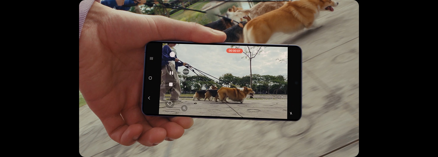 갤럭시 S26 울트라로 영상을 촬영하려고 합니다. 사용자가 슈퍼 스테디에서 수평 고정 아이콘을 누른 다음 녹화 버튼을 누릅니다. 그 다음, 기기를 들고 달리는 뒷모습이 나타납니다. 그런 다음, 화면에 사용자가 반려 동물의 달리는 모습을 촬영하는 장면이 나타납니다. 둘 다 달리고 있지만 영상은 흔들림 없이 안정적으로 유지됩니다.