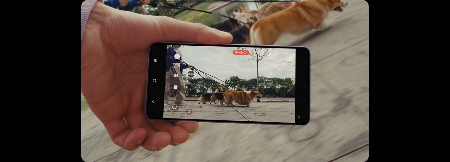 갤럭시 S26 시리즈로 영상을 촬영하려고 합니다. 사용자가 슈퍼 스테디에서 수평 고정 아이콘을 누른 다음 녹화 버튼을 누릅니다. 그 다음, 기기를 들고 달리는 뒷모습이 나타납니다. 그런 다음, 화면에 사용자가 반려 동물의 달리는 모습을 촬영하는 장면이 나타납니다. 둘 다 달리고 있지만 영상은 흔들림 없이 안정적으로 유지됩니다.