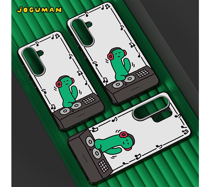 갤럭시 S26 시리즈 미러 마그넷 케이스 (조구만, 플레이뮤직)이 초록색 앰보 구조물 위에 놓여져 있습니다.