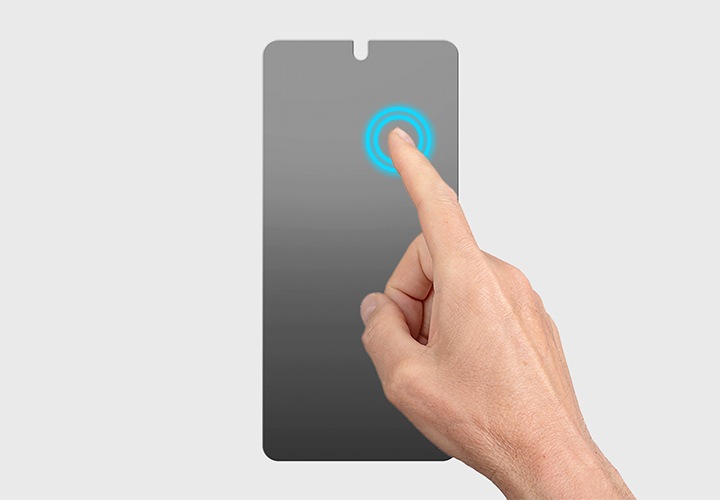 사생활 보호 필름 위로 한 손이 검지를 이용해 터치를 하고 있습니다. 필름과 손가락이 맞닿는 부분에 동그란 하늘색 원 두개가 포인트를 주고 있습니다.