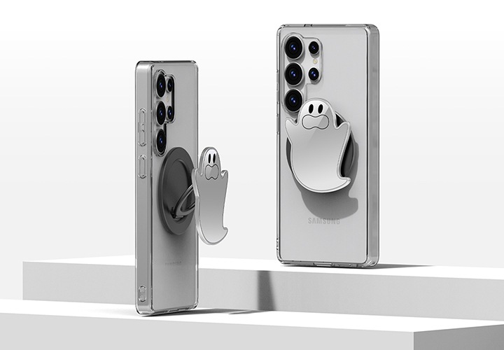 단차가 있는 하얀색 구조물 위에 기기에 부착된 마그넷 미러 그립 스탠드 (고스트)가 있습니다. 위쪽 제품은 그립이 접혀 있고, 아래쪽 제품은 그립을 펼친 이미지입니다.