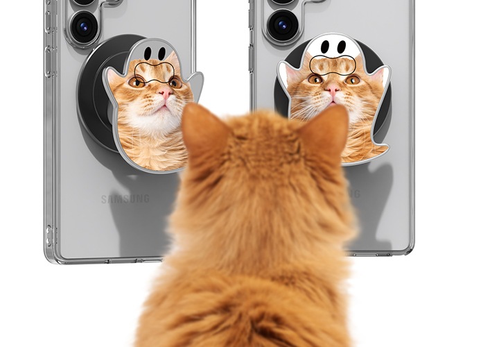 기기에 부착된 마그넷 미러 그립 스탠드 (고스트)가 두 개 있습니다. 중앙에 치즈색 고양이의 뒷모습이 있으며, 제품의 미러를 통해 고양이의 얼굴이 비치고 있습니다.