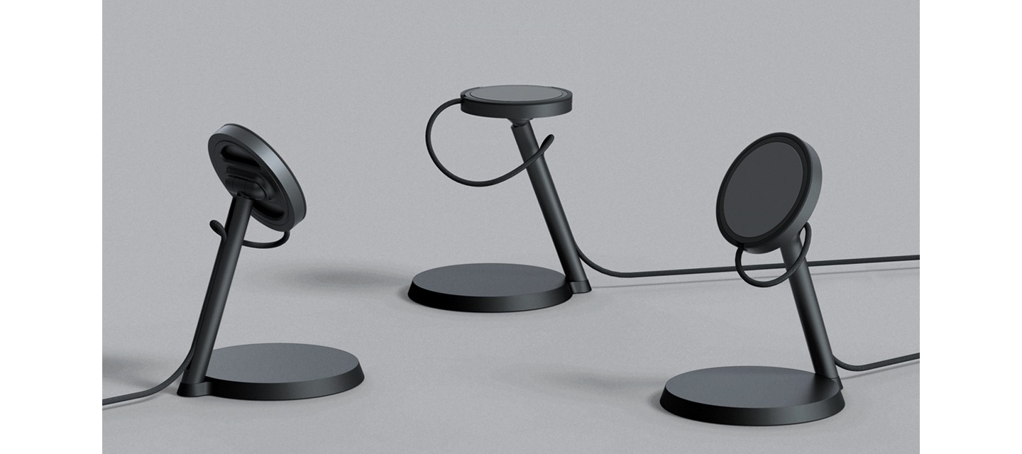 마그넷 무선 충전기 (25W)와 결합된 마그넷 무선 충전기 (25W) 거치대가 세 개 있습니다. 가장 좌측의 제품은 뒤쪽을 바라보고 있으며, 중앙의 제품은 거치대의 머리가 위를 향하고 있습니다. 가장 우측의 제품은 좌측으로 45도 돌아간 정면 입니다.