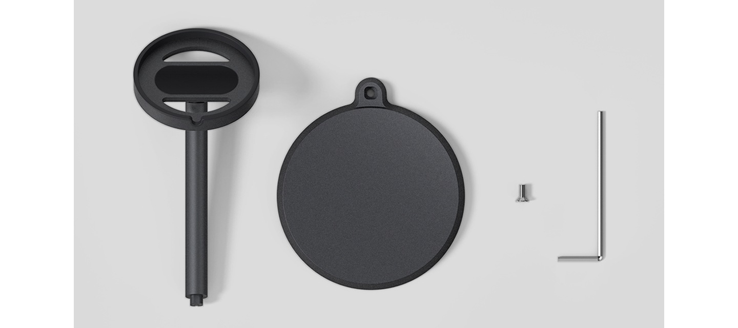 거치대, 하단 받침대, 나사, 렌치가 나란히 놓여있는 구성품 이미지 입니다.