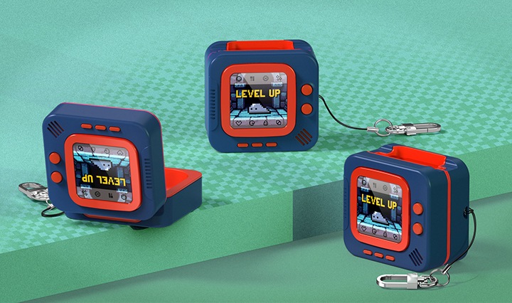 녹색 단차 구조물 배경에 갤럭시 버즈4｜버즈4 프로 케이스 (레트로 픽셀 레벨업) 새 개가 있습니다. 단차 위에 두 개가 있고, 좌측 제품은 뚜껑이 열린채 우측 뒤를 향하고 있습니다. 단차 위 중앙에 있는 제품은 정면으로 세워져 있습니다. 가장 우측 단차 아래에 있는 제품은 좌측으로 45도 돌아간 정면으로 세워져 있습니다.