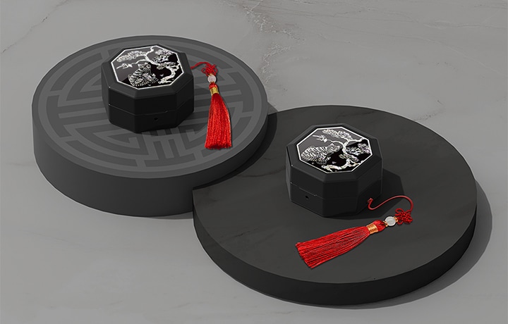 전통 문양이 그려진 단차 위에 갤럭시 버즈4｜버즈4 프로 케이스 (호랑이 전통 문양) 두 개가 있습니다.