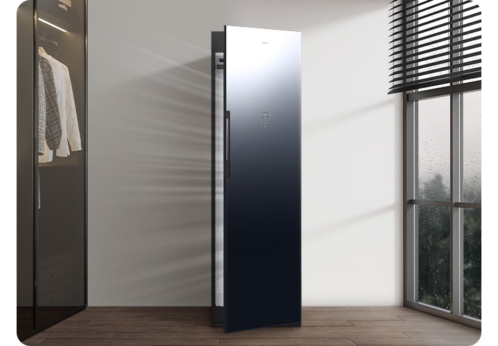 벽면에 설치된 에어드레서 문이 살짝 열려있고 공기가 통하는 모습이 나와 있고 제품 좌측에 붙박이장 행거가, 우측에 창문에 블라인드가 살짝 쳐져 있는 연출된 이미지입니다.